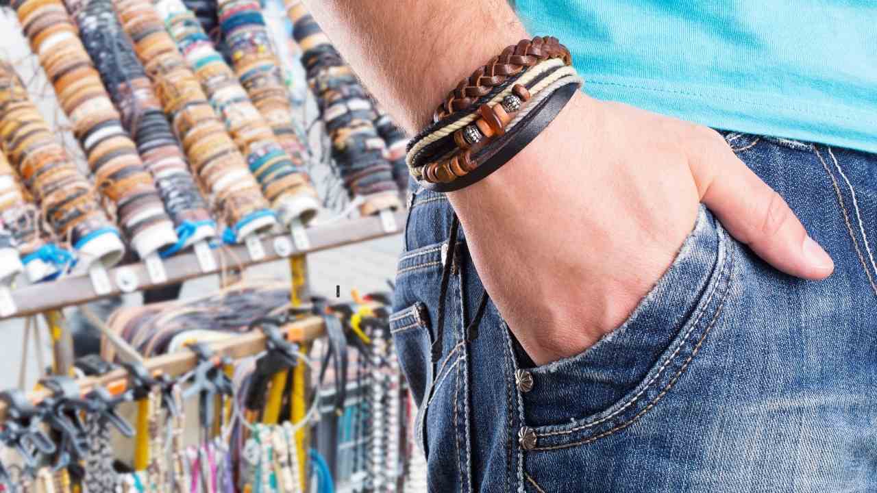 como ajustar pulseira de couro masculina